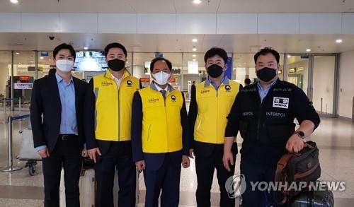 베트남 하노이에 도착한 신속대응팀 (하노이=연합뉴스) 민영규 특파원 = 신종 코로나바이러스 감염증(코로나19) 사태와 관련해 베트남의 시설에 격리된 한국민을 지원하기 위해 현지로 파견된 정부 신속대응팀이 5일 저녁 하노이 국제공항에 도착해 마중 나온 박노완 주베트남 대사(가운데)와 함께 향후 계획을 밝히고 있다. 3개 팀 12명으로 구성된 신속대응팀은 이날 태국 방콕을 경유해 하노이와 호찌민, 다낭에 잇달아 도착했다. 2020.3.5 youngkyu@yna.co.kr