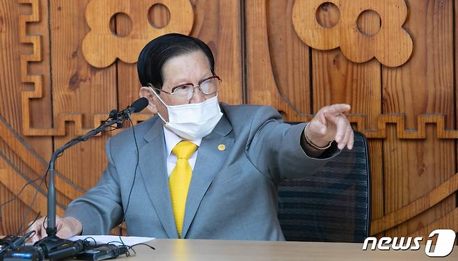 이만희 신천지예수교 증거장막성전 총회장이 2일 오후 경기 가평 신천지 평화의 궁전에서 열린 코로나바이러스 감염증(코로나19) 사태 관련 기자회견을 하고 있다. 2020.3.2/뉴스1 © News1 허경 기자