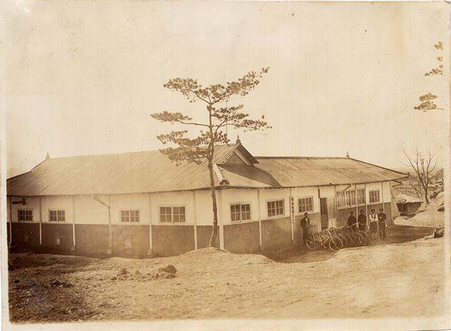 초기 신평양조장 전경. 신평양조장에선 1930년대부터 지금까지 한 곳에서 80년 넘는 세월 동안 막걸리를 빚고 있다. 신평양조장 제공