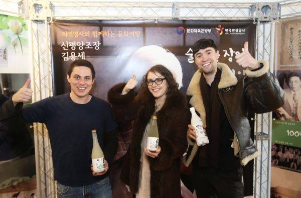 신평양조장으로 견학 온 외국인 관광객들이 체험활동을 마친 뒤 기념촬영을 하고 있다. 신평양조장 제공.