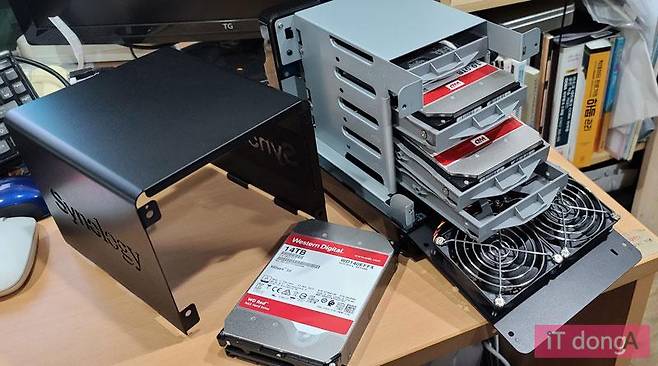 제품 내부에 있는 4개의 드라이브 베이