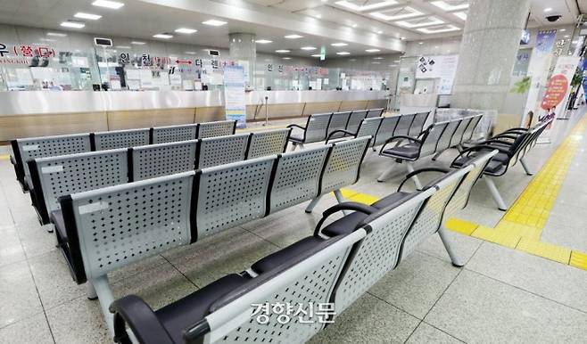 코로나19 여파로 텅빈 국내의 한 국제여객터선 터미널 대합실. 연합