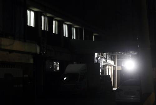 밤에도 꺼지지 않은 마스크 공장의 불빛 (부천=연합뉴스) 윤태현 기자 = 5일 밤 경기도 부천의 한 마스크공장 건물에 불이 켜져 있다. 이 공장 근로자들은 신종 코로나바이러스 감염증(코로나19) 여파로 마스크 수요가 급증하자 야근을 하며 마스크를 생산하고 있다. 2020.3.6