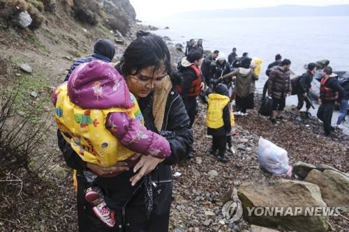 터키 국경 개방 조치에 배를 타고 그리스에 도착한 이주민[AP=연합뉴스 자료사진]