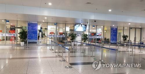 텅 빈 베트남 하노이 국제공항 입국장 신종 코로나바이러스 감염증(코로나19) 사태와 관련, 한국발 여객기 착륙을 임시 불허한 베트남 하노이 국제공항 입국장이 지난 5일 텅 비어 있다. [연합뉴스 자료 사진]