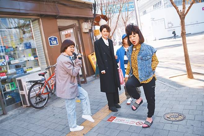 <밥블레스유2>(올리브) 진행자 송은이와 김숙이 길거리에서 한쪽 다리를 들어올려 웃음을 자아내는 포즈를 취하고 있다. 송은이-김숙 콤비와 장도연-박나래 콤비가 호흡을 맞춘 건 <밥블레스유2>가 처음이다. 프로그램 누리집