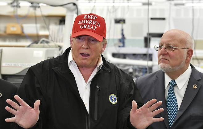 도널드 트럼프 미국 대통령은 6일(현지시간) 조지아주 애틀랜타의 질병통제예방센터(CDC) 본부를 찾았다. AP=연합뉴스