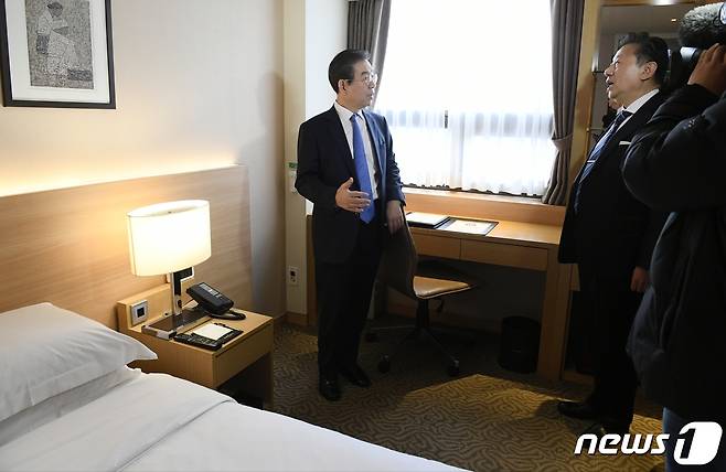 박원순 서울시장이 지난 2월14일 오전 서울 중구 서미트호텔에서 열린 코로나19 대응관련 관광업계 간담회에 앞서 객실 방역을 살펴보고 있다. (서울시 제공) /뉴스1
