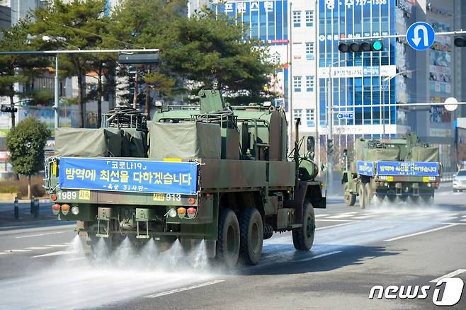 순천시와 육군 31사단 합동 방역.(순천시 제공) /뉴스1 © News1