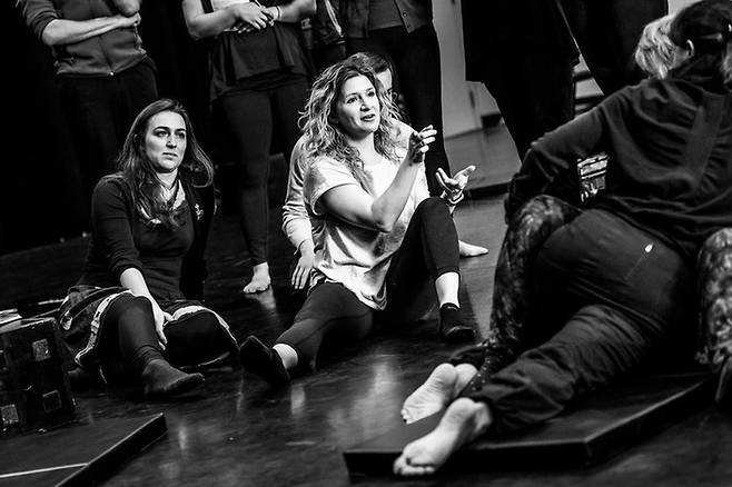 뉴욕에서 일하는 알리샤 로디스는 HBO가 제작하는 TV 시리즈 내 성행위 장면을 감독하는 일을 하고 있다