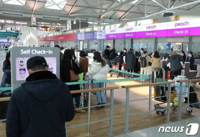 (인천공항=뉴스1) 8일 오후 인천국제공항 1터미널에서 일본으로 가는 탑승객들이 탑승 수속을 하고 있다.

한국과 일본이 9일부터 양국 국민에 대한 90일 무비자 입국 제도를 중단한다.

일본이 사전협의나 통보 없이 일방적으로 입국 규제 강화책을 기습적으로 발표하자 우리 정부가 일대일 맞대응 조치를 취한 것이다.

이에 따라 국내 항공사의 일본행 노선이 오는 9일부터 대부분 중단된다.

대한항공은 오는 28일까지 인천~나리타(주 7회) 노선을 제외한 일본 노선 전체를,  아시아나항공은 오는 31일까지 일본 왕복 전체 노선의 운항을 중단하기로 결정했다. 2020.3.8/뉴스1