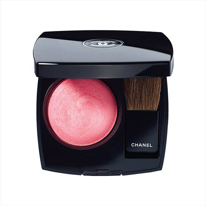 피부 속부터 피어나는 건강한 혈색을 표현해 주는 브라이트 핑크 블러셔. 쥬 꽁뜨라스뜨, 330 로즈 뻬띠양, 6만1천원.
