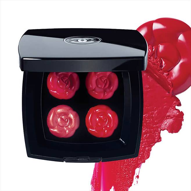 라즈베리, 푸시아 핑크, 핑크 레드, 로즈우드의 네 가지 컬러가 선명하게 빛나는 립 팔레트. 컴팩트한 디자인으로 휴대가 간편하고  양각으로 새겨진 카멜리아가 소장가치를 높이는 까멜리아 듀, 8만9천원, Chanel.