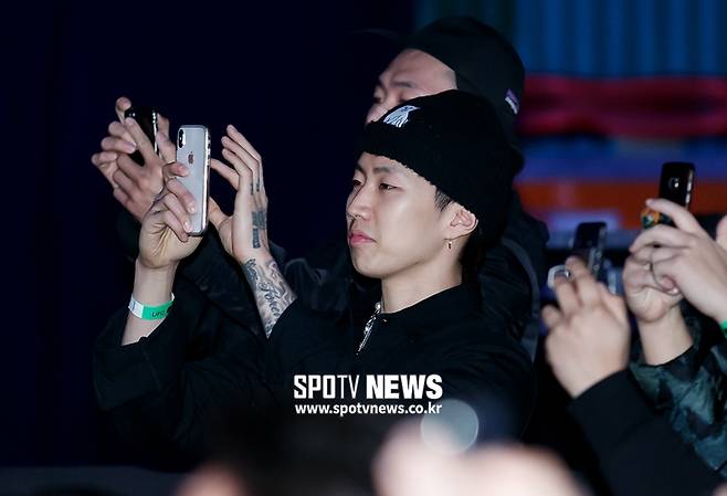 ▲ 지난해 12월 20일 부산 사직체육관에서 열린 UFC 부산 계체에서 가수이자 AMOG 대표인 박재범이 정찬성을 찍고 있다. ⓒ한희재 기자