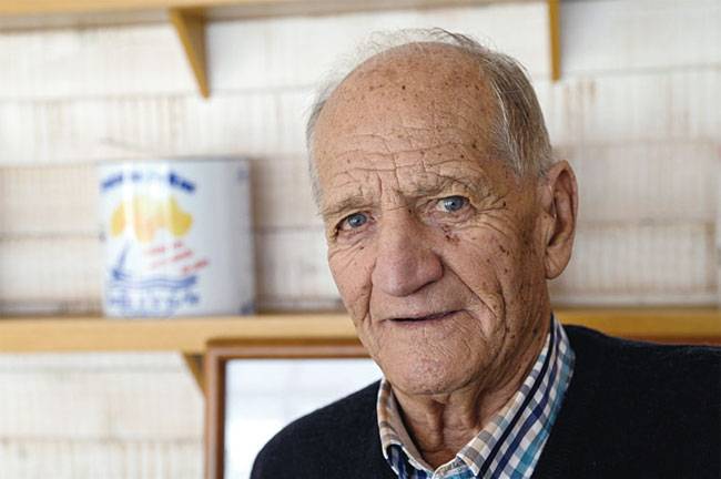 영화 ‘기생충’ 소품으로 등장한 자사 제품 앞에서 세자르 보닐라 사장이 사진 촬영을 하고 있다. 사진 EPA연합