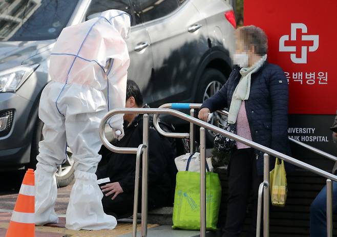 白病院, 一部病棟閉鎖大邱居住事実を隠して入院してから鼻でも19 ファックジン判定を受けた患者が発生して出入りが統制されたソウル中区白病院入口で 9日訪問者たちが病院関係者の助けを借りている. 連合ニュース