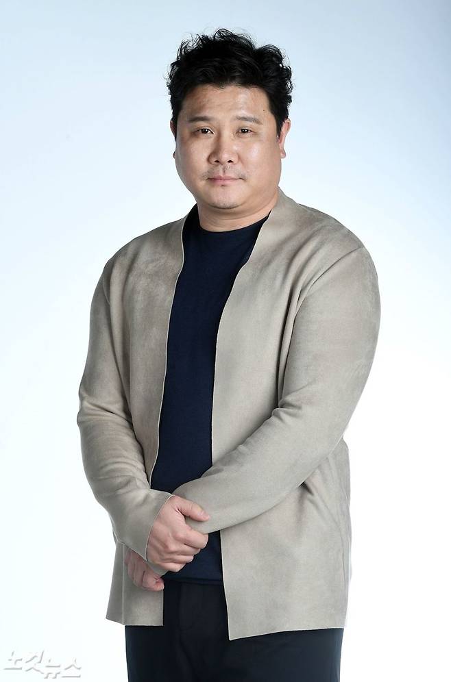 다소곳한 포즈를 취한 배우 김기무 (사진=황진환 기자)