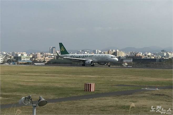 중국 춘추항공사의 항공기가 제주공항에 계류해 있다. (사진=자료사진)