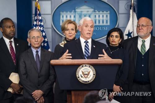 '코로나19' 정례 브리핑하는 펜스 미국 부통령 (워싱턴 EPA=연합뉴스) 미국의 신종 코로나바이러스 감염증(코로나19) 태스크포스(TF)를 총괄 지휘하는 마이크 펜스 부통령이 지난 4일(현지시간) 백악관에서 코로나19 TF 멤버들과 함께 정례 브리핑을 하고 있다. leekm@yna.co.kr