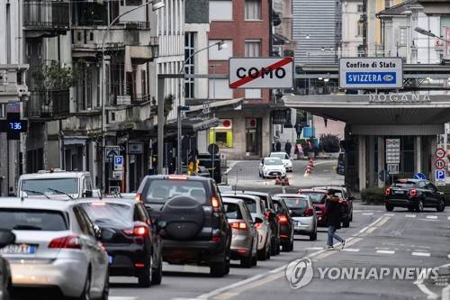 코로나19 피해 스위스로 향하는 이탈리아 차량들 (밀라노 AFP=연합뉴스) 이탈리아 밀라노 북부 스위스 접경지역에서 9일(현지시간) 국경을 넘어 스위스로 들어가려는 이탈리아 차량이 긴 줄을 이루고 있다. 이탈리아는 신종 코로나바이러스 감염증(코로나19)이 빠르게 확산하면서 누적 확진자가 8일 현재 7천375명을 기록, 중국에 이어 세계에서 두 번째로 많은 나라가 됐다. ymarshal@yna.co.kr