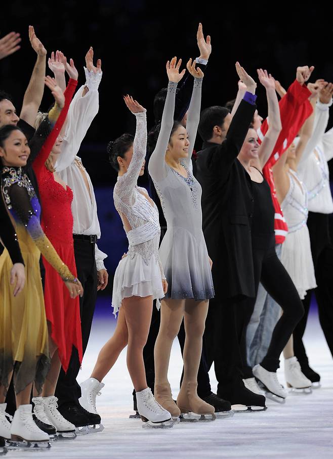 김연아가 환상적인 아이스쇼를 선보인후 피날레 무대에서 나머지 출연진과 인사 하고 있다