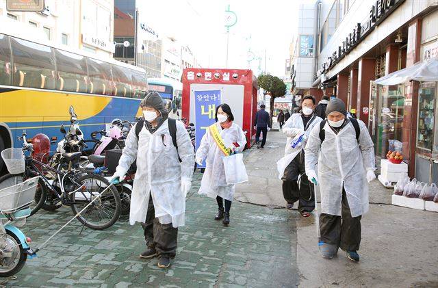 서산 시외버스터미널 주변을 방역중인 서산시자원봉사센터 방역 전문봉사단. 서산시 제공