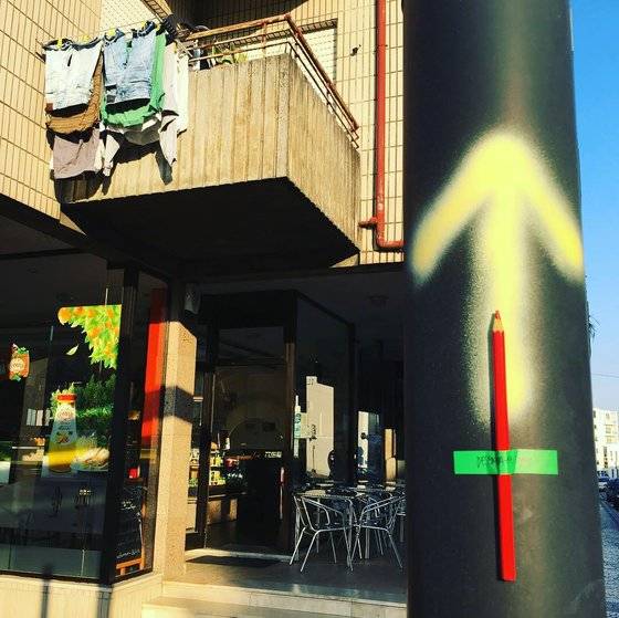 산티아고 가는길을 가리키는 노란 화살표. 각종 다양한 방법으로 표현되어 도시를 장식하기도 한다. [사진 박재희]