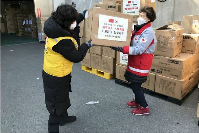 지난 6일 대한적십자사가 중국 칭다오시 기증 마스크 2만장과 방호복 등 방역용품을 대구시에 전달했다.(사진=연합뉴스)