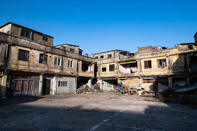 허물어져 거칠게 남은 제물포시장