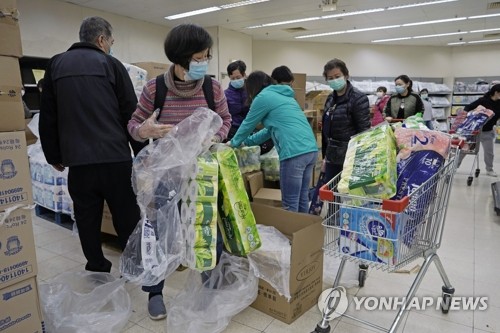 신종 코로나 불안감으로 생필품 사재기에 나선 홍콩 시민들 (홍콩 AP=연합뉴스 자료사진)