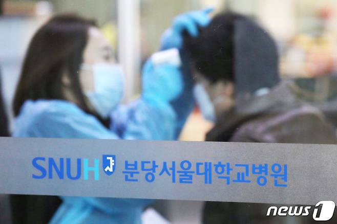 9일 오후 경기도 성남시 분당 서울대학교 병원에서 방문객들이 발열 검사를 받고 출입하고 있다. 2020.3.9/뉴스1 © News1 조태형 기자