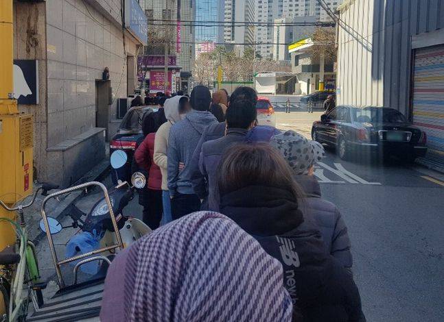 정부가 마스크 재고 공공데이터를 개방하면서 마스크 수량을 확인해볼 수 있는 앱이 등장했지만, 줄 서기는 여전하다. 11일 오전 서울의 한 약국 앞 모습. ⓒ데일리안