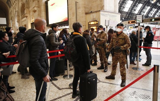 9일)현지시간) 이탈리아 군인과 경찰이 밀라노 기차역에서 탑승객의 신원을 확인하고 있다. [AP=연합뉴스]