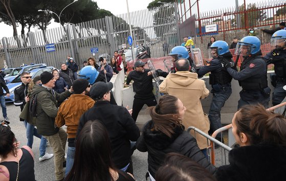 9일(현지시간) 이탈리아 로마 레비비아 교도소에서 정부의 신종코로나 바이러스 감염증(코로나19) 확산 방지를 위한 면회 금지 조치에 반대하는 시위가 열리고 있다. [신화통신=연합뉴스]