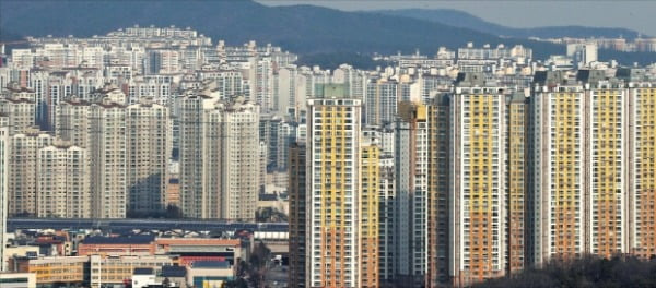 정부의 2·20 부동산 대책의 영향으로 경기 수원 팔달ㆍ권선, 용인 등 수도권 일부 지역의 아파트값 상승률이 줄어들었다. 수원의 매매가격 상승률은 지난주 1.56%에서 0.78%로 상승폭이 반 토막 났다. 수원 시내 아파트 단지 모습.  한경DB