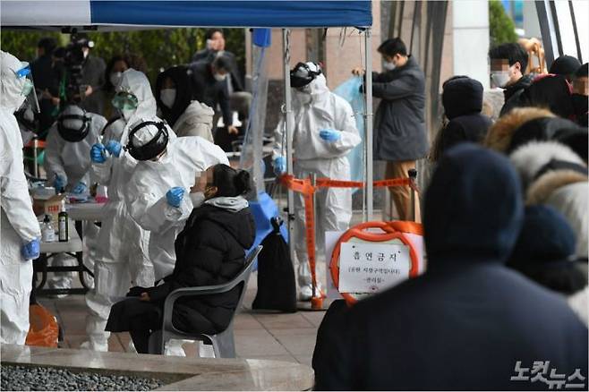 10일 코로나19 무더기 확진자가 발생한 서울 구로구 코리아빌딩 앞에서 입주자들이 코로나19 검사를 받기 위해 줄지어 대기하고 있다. 이한형기자