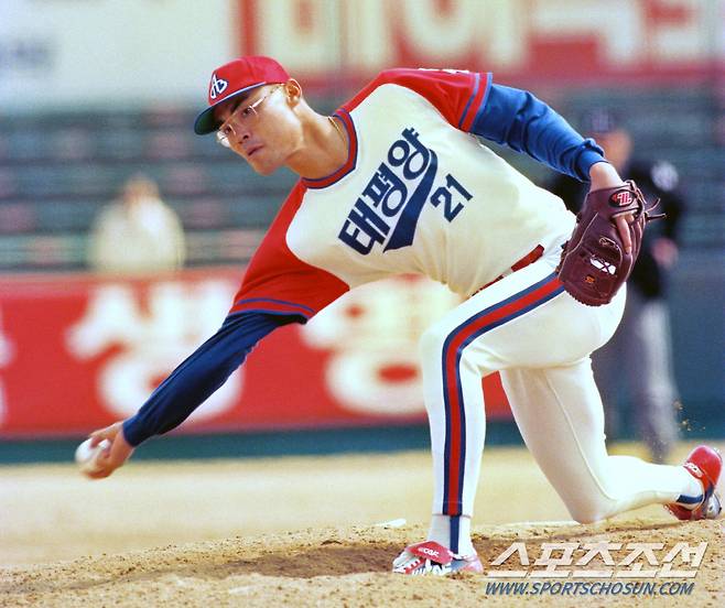 '1995년 인천 도원구장에서 투구를 선보이는 태평양 박정현' 박정현은 190cm가 넘는 큰 키에 어울리지 않는 땅 위 5cm 언더핸드 투구로 유명했던 선수다. 1989년 19승 10패 2세이브, 2.15의 평균자책점으로 신인왕을 차지했다. 한국 프로야구 역사상 최초로 고졸 출신 신인왕이었다.