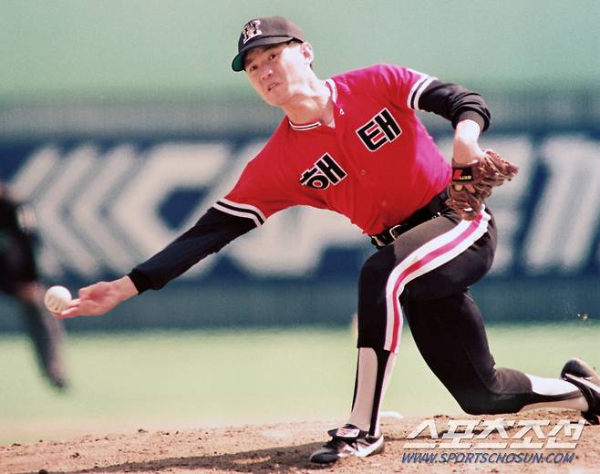 '1991년 사직구장에서 역투하는 해태 이강철'. 해태 시절 이강철은 KBO 리그에서 전무후무한 4년 연속 15승 이상, 10년 연속 10승, 10년 연속 100탈삼진 이상을 기록한 언더핸드 투수였다. 은퇴 당시까지 KBO 리그 역대 최다 승리, 최다 탈삼진 등 수많은 기록을 만들어냈다. 슬라이더가 주무기로 던졌고 현재까지도 최고의 언더핸드 투수로 회자되고 있다.