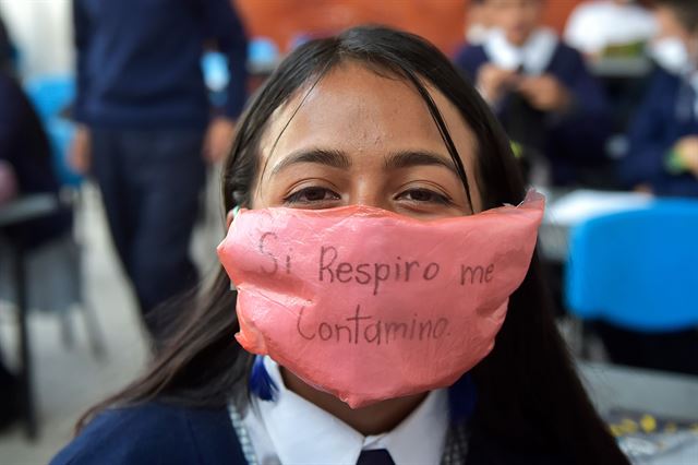 훌리오 세사르 투르바이 학교 재학생이 11일 "숨을 쉬면 (코로나바이러스가) 절 감염시킬거에요"라고 적힌 마스크를 쓰고 있다. 소아차=AFP 연합뉴스