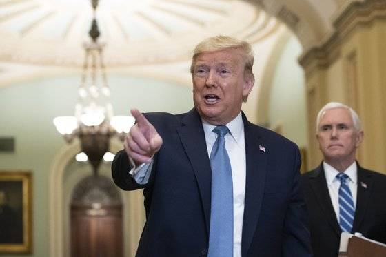 도널드 트럼프 미국 대통령은 10일(현지시간) 의회를 직접 찾아 급여세 인하 등 코로나19 대응을 위한 경기부양책을 논의했다. [AP=연합뉴스]