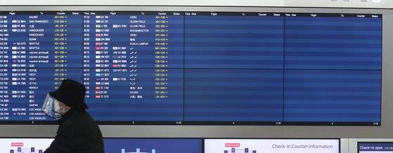 9일 오전 인천국제공항 1터미널 출발 안내판의 비행편 알림이 비어있다. 중앙포토