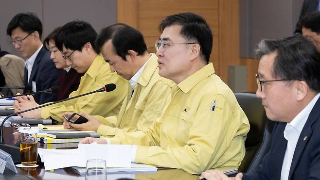 손병두 금융위원회 부위원장이 21일 서울 종로구 정부서울청사에서 열린 코로나바이러스감염증-19(코로나19) 관련 금융부문 대응 실적 점검회의에서 모두발언을 하고 있다./사진=금융위원회