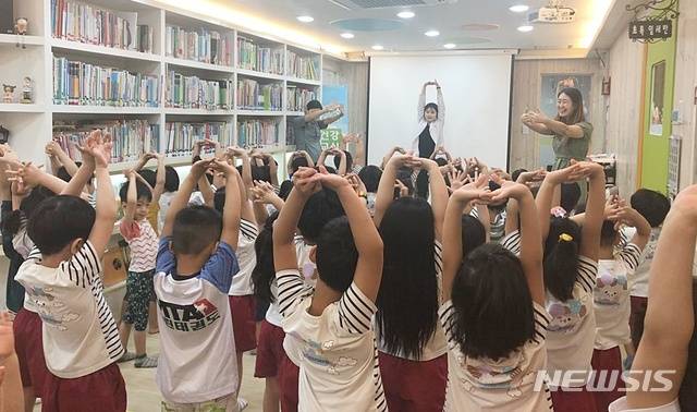 [청주=뉴시스]어린이집 아동들. 보건복지부는 오는 9월 새 학기에 적용될 표준보육과정 개정안을 행정예고한다고 12일 밝혔다. (사진=청주시 제공) photo@newsis.com
