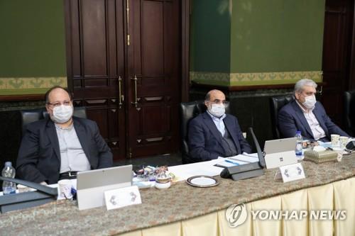 11일 열린 이란 내각회의에 마스크를 쓰고 참석한 장관들 [EPA=연합뉴스]