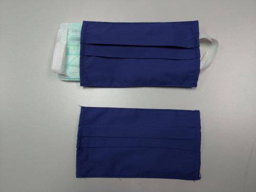 마스크를 시판중인 마스크 커버에 넣은 후 사진(위쪽) [촬영 김철문]