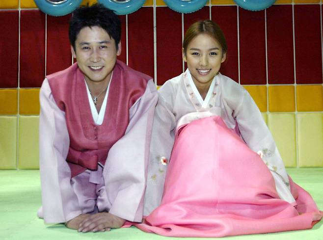 이효리는 2003년 KBS 예능 프로그램 '해피투게더' 히트 코너였던 '쟁반노래방'을 신동엽과 함께 진행하며 예능 MC로서의 가능성을 활짝 열었다. 이것으로 가요대상과 연예대상을 모두 석권한 최초의 연예인이 되었다.