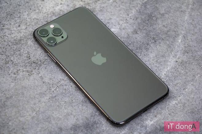 스마트폰은 전자책을 휴대하기 좋은 수단이다. 출처=IT동아