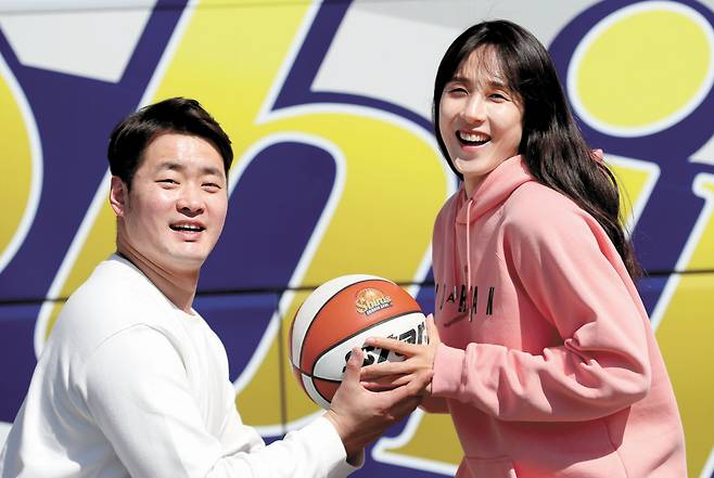 예비남편 유병진이 ‘4월의 신부’ 김단비에게 농구공으로 프러포즈하고 있다. 최정동 기자
