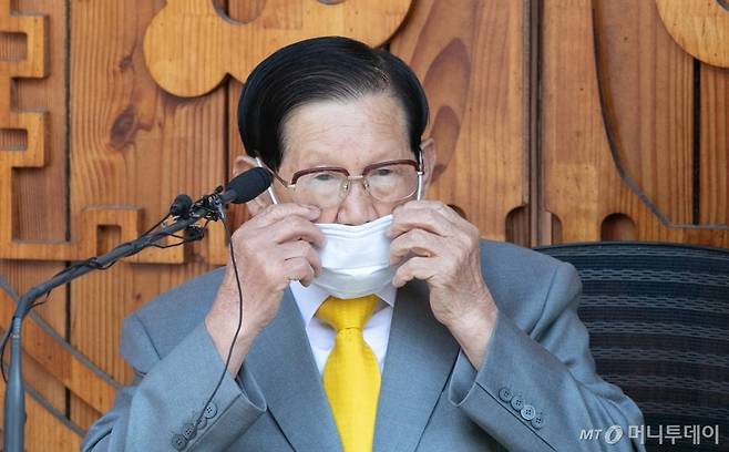 2일 오후 경기도 가평 평화연수원에서 열린 코로나19 관련 신천지예수교회 기자회견에 참석한 이만희 신천지예수교회 총회장이 마스크를 메만지고 있다. /이명근 기자 qwe123@ / 사진=김휘선 기자 hwijpg@