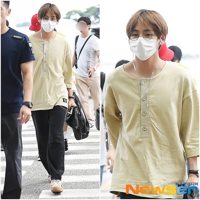 2016년 7월 31일 인천공항 출국, 올 블랙 롱코트 패션 선보이며 출국.